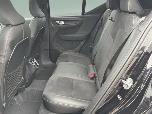 Used 2025 Volvo XC40 B5 Plus image 19