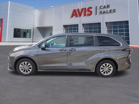 Used 2025 Toyota Sienna LE image 10