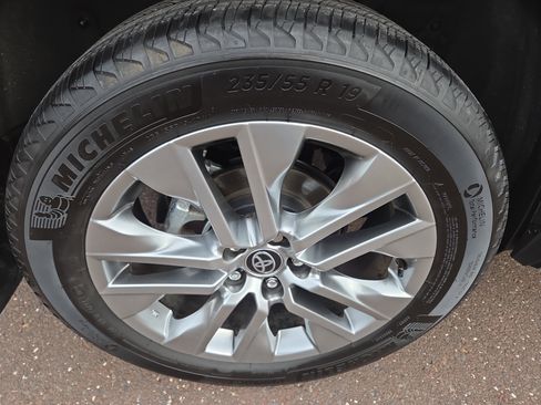 Used 2023 Toyota RAV4 XLE Premium image 10