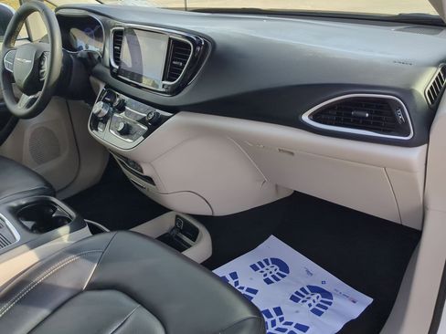 Used 2023 Chrysler Pacifica Touring-L image 31