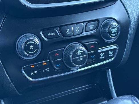 Used 2022 Jeep Cherokee Trailhawk w/ Premium Leather Package image 22