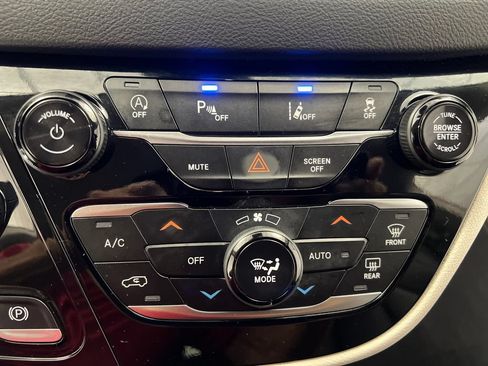 Used 2024 Chrysler Pacifica Touring-L FWD image 66