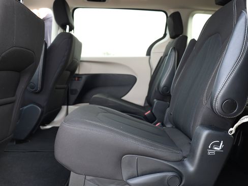 Used 2023 Chrysler Voyager LX image 11