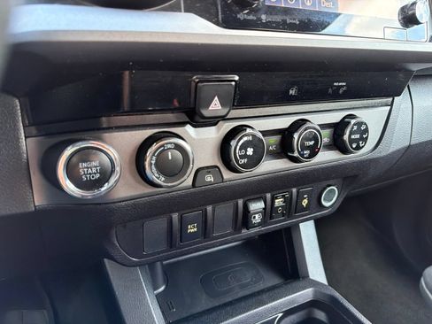 Used 2018 Toyota Tacoma TRD Off-Road AWD/4WD image 27