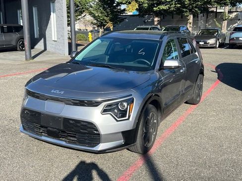 Certified 2025 Kia Niro Wind w/ Wind Preserve Package FWD image 3