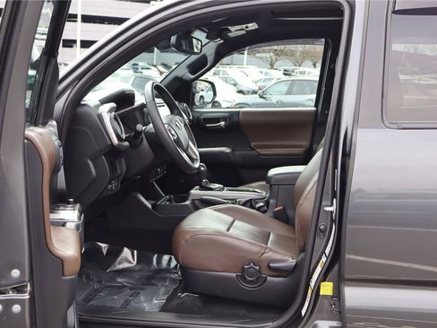 Used 2018 Toyota Tacoma Limited AWD/4WD image 12