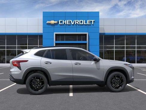 New 2026 Chevrolet Trax LT w/ Midnight Edition FWD image 5