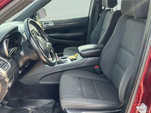 Used 2019 Jeep Grand Cherokee Laredo AWD/4WD image 17