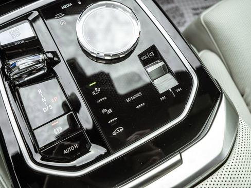 Used 2023 BMW 760i xDrive w/ Executive Package image 8