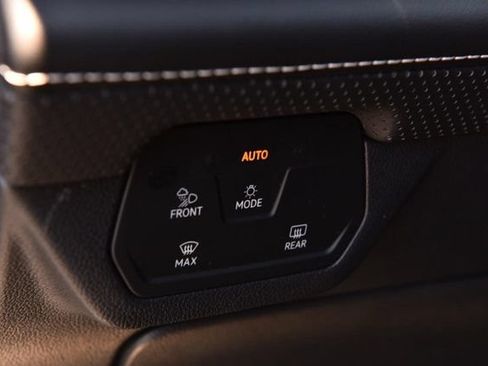 Certified 2025 Volkswagen Atlas Cross Sport SE FWD image 11