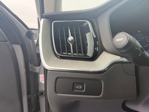 Used 2025 Volvo XC60 B5 Plus image 21
