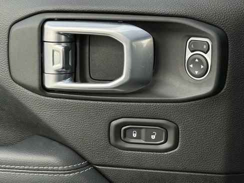 Used 2022 Jeep Wrangler Unlimited Sahara w/ Cold Weather Group image 19