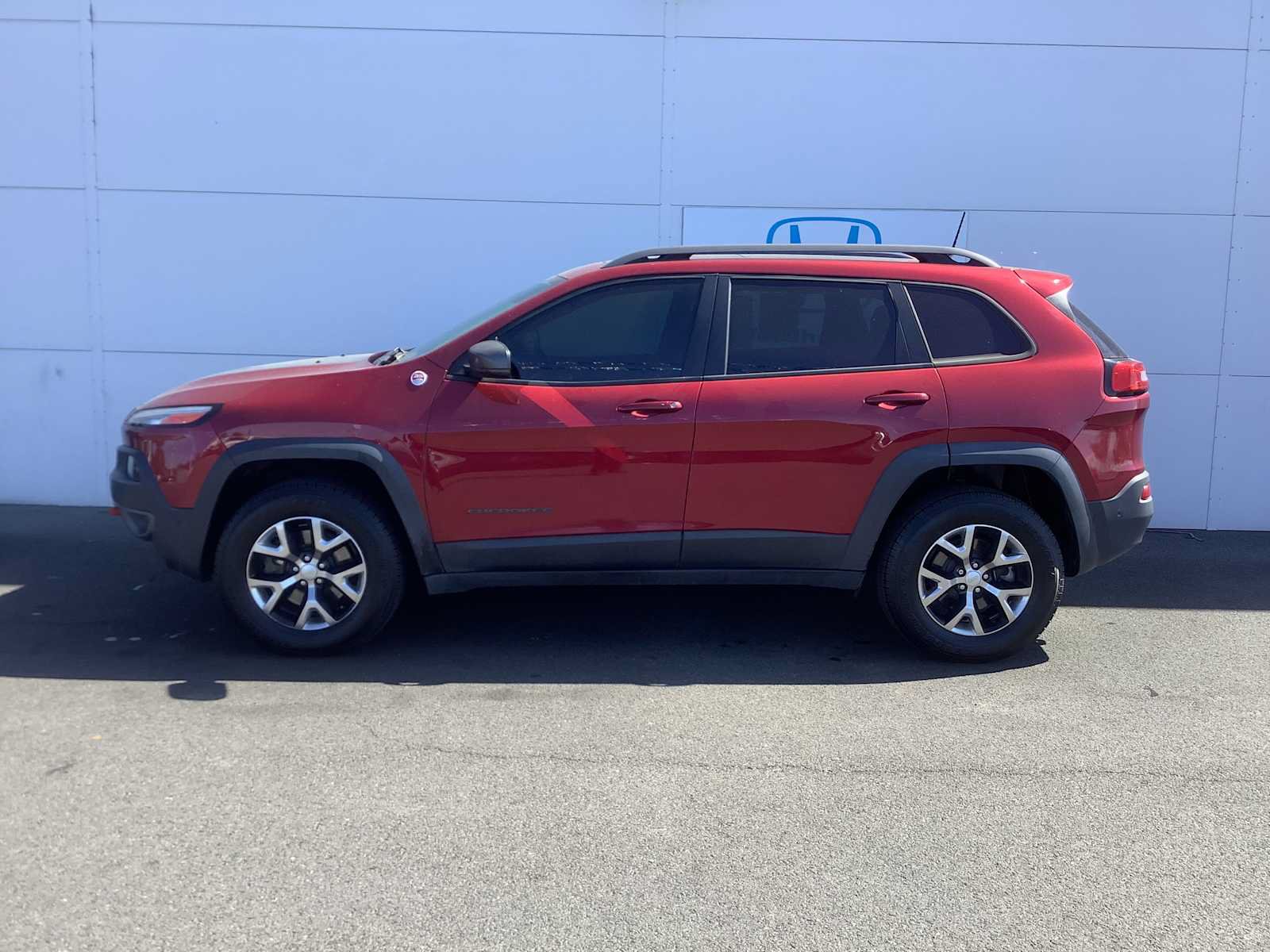 Used 2017 Jeep Cherokee Trailhawk AWD/4WD image 2