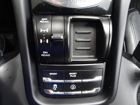 Used 2017 Porsche Cayenne Platinum Edition image 21