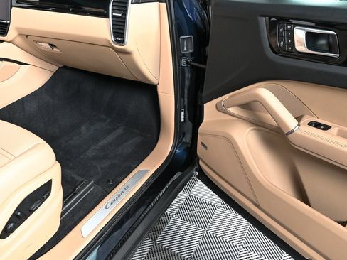 Used 2023 Porsche Cayenne Coupe w/ Premium Package image 27