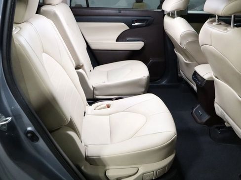 Used 2022 Toyota Highlander XLE image 18