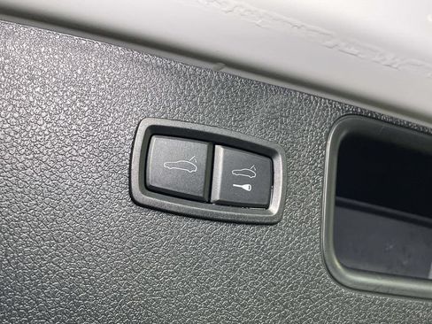 Certified 2024 Porsche Macan AWD/4WD image 21