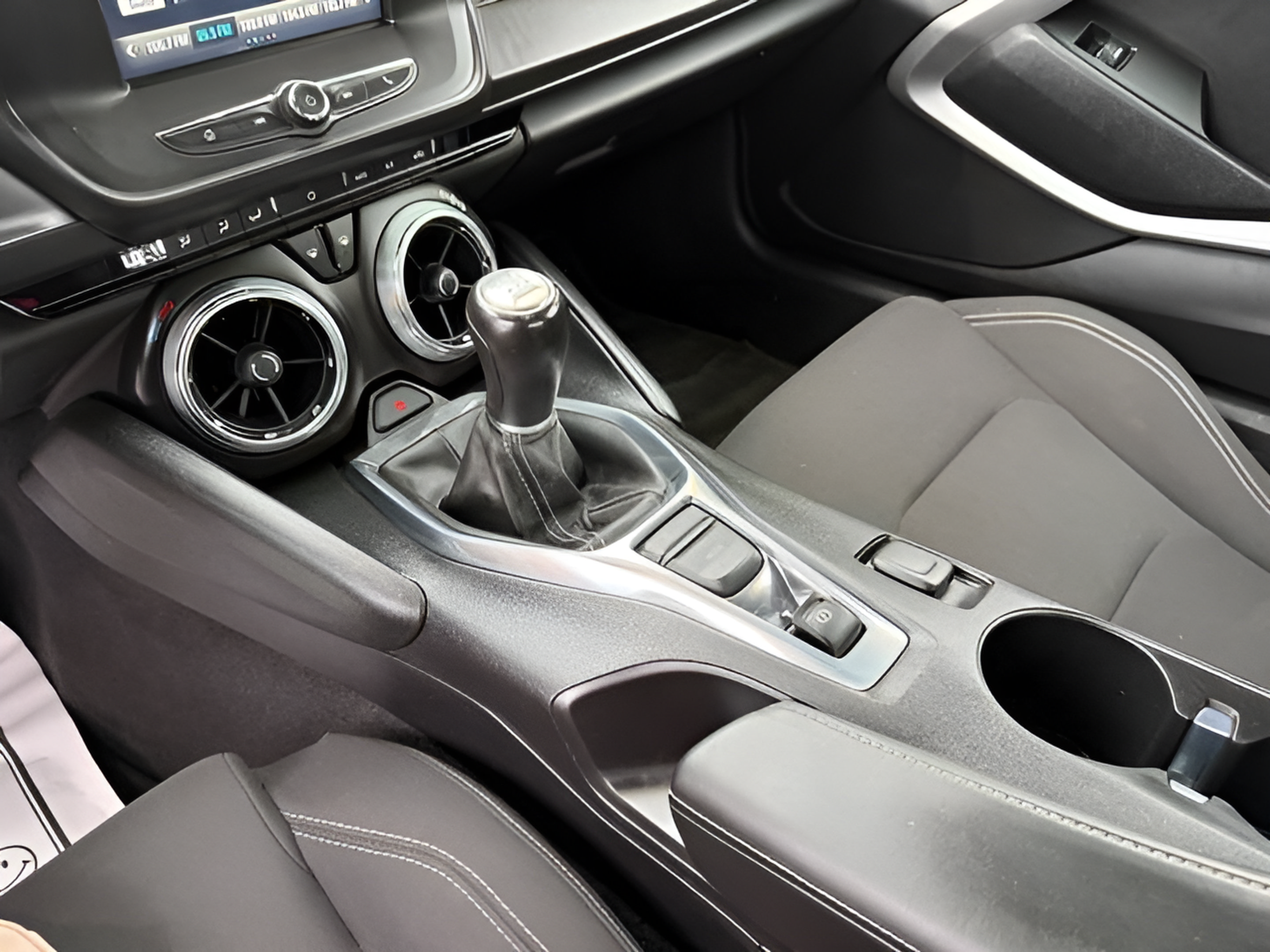 Used 2017 Chevrolet Camaro LT RWD image 21