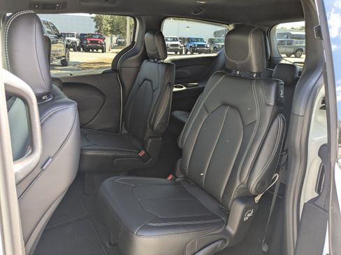 New 2026 Chrysler Pacifica Select image 13