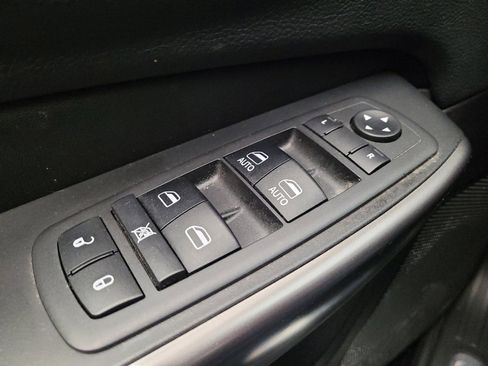 Used 2019 Jeep Cherokee Limited image 27