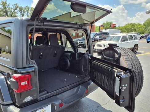 Used 2018 Jeep Wrangler Unlimited Sahara AWD/4WD image 13