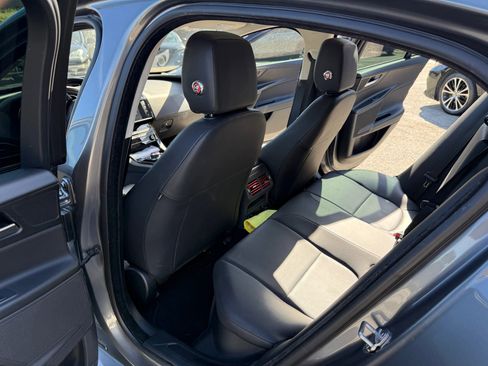 Used 2017 Jaguar XE Premium image 24