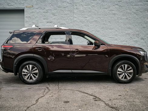 Used 2022 Nissan Pathfinder SL w/ SL Black Package image 17