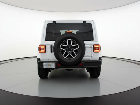 Used 2025 Jeep Wrangler Sahara image 7