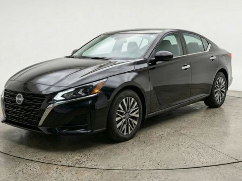Used 2025 Nissan Altima 2.5 SV image 3