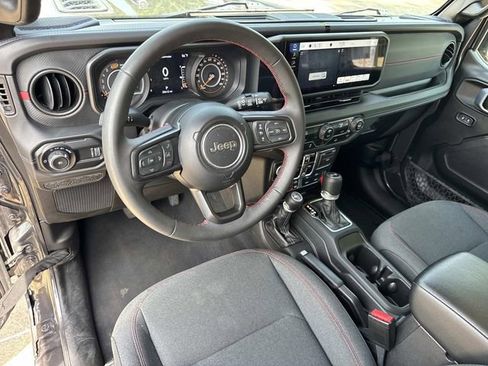 Used 2025 Jeep Wrangler Unlimited Rubicon AWD/4WD image 24