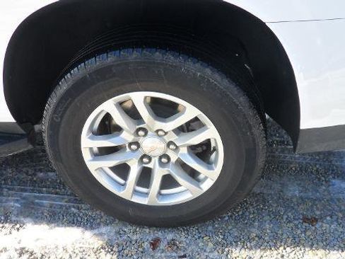 Used 2024 Chevrolet Suburban LT image 7