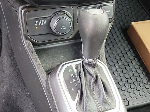 Certified 2022 Jeep Renegade Latitude w/ Convenience Group image 14