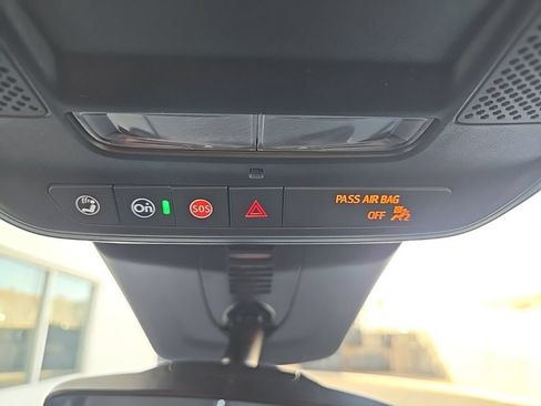 Used 2025 Chevrolet Traverse LT FWD image 19