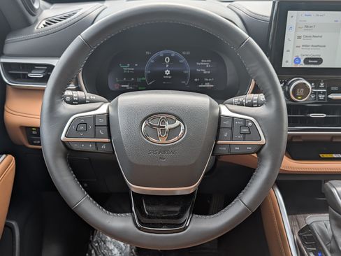 Used 2024 Toyota Highlander Platinum AWD/4WD image 20