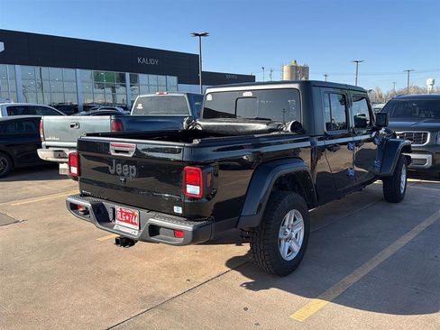 Used 2022 Jeep Gladiator Sport image 7