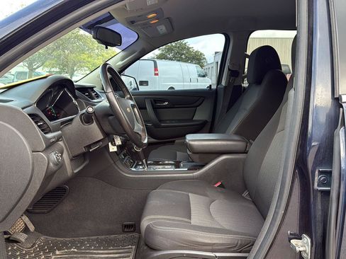 Used 2017 Chevrolet Traverse LT w/ Style and Technology Package FWD image 9