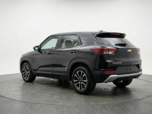Used 2025 Chevrolet TrailBlazer LT w/ Driver Confidence Package AWD/4WD image 6