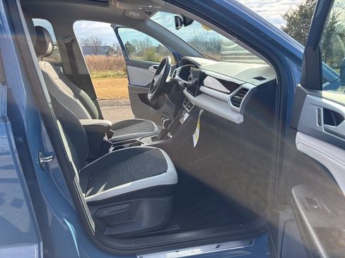 New 2026 Volkswagen Taos SE image 22