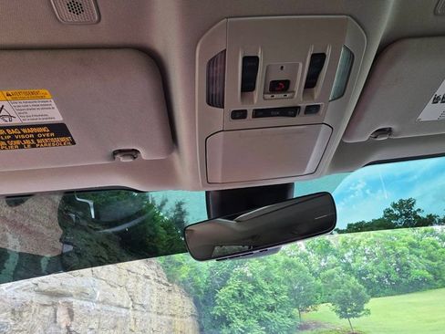 Used 2025 Toyota Highlander XLE FWD image 18