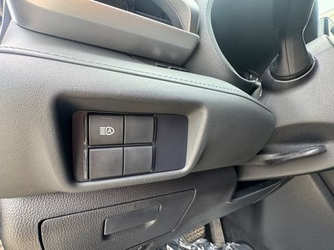 Used 2021 Toyota Highlander L FWD image 6