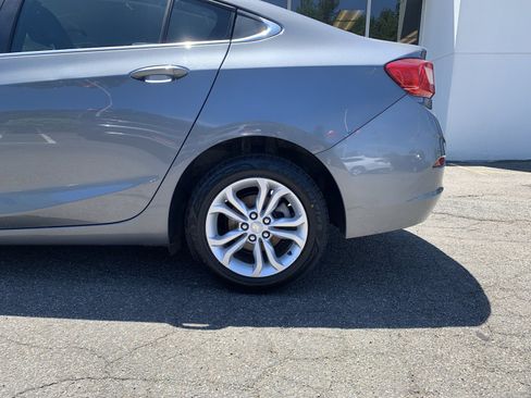 Used 2019 Chevrolet Cruze LT w/ Convenience Package FWD image 6