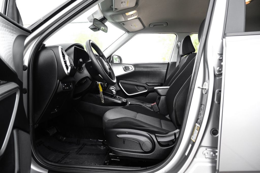 Used 2022 Kia Soul LX w/ Technology Package FWD image 4