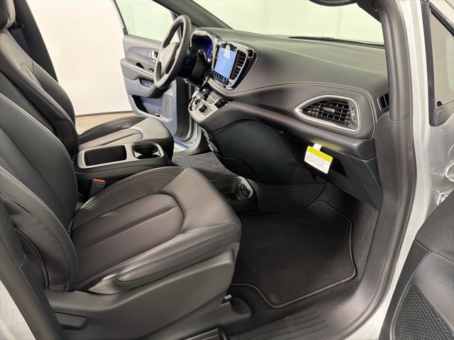 New 2026 Chrysler Pacifica Select AWD/4WD image 32
