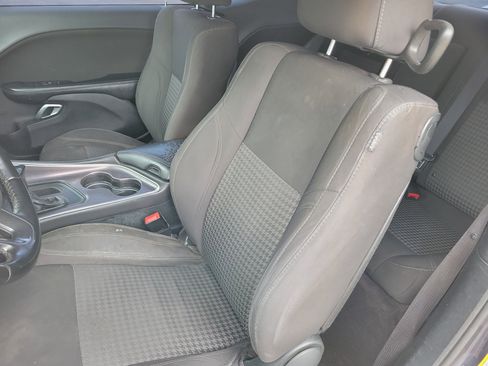 Used 2017 Dodge Challenger SXT image 4