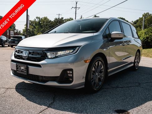 Used 2025 Honda Odyssey Touring image 3