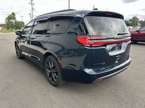 Used 2025 Chrysler Pacifica Limited FWD image 5