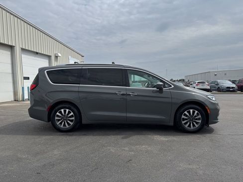 Used 2021 Chrysler Pacifica Touring-L image 8