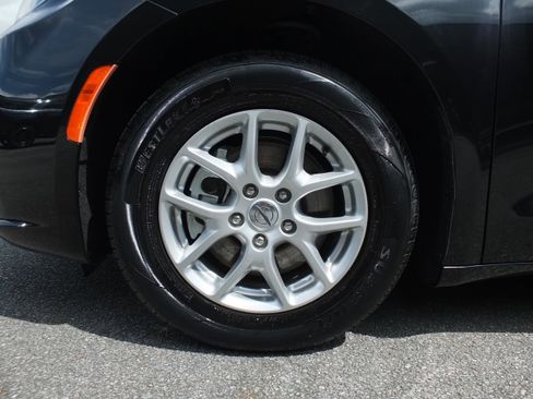 Used 2023 Chrysler Pacifica Touring-L FWD image 9