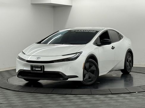 Used 2024 Toyota Prius LE image 2