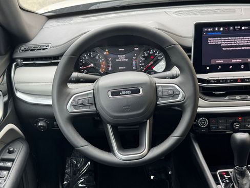Used 2025 Jeep Compass Limited image 28